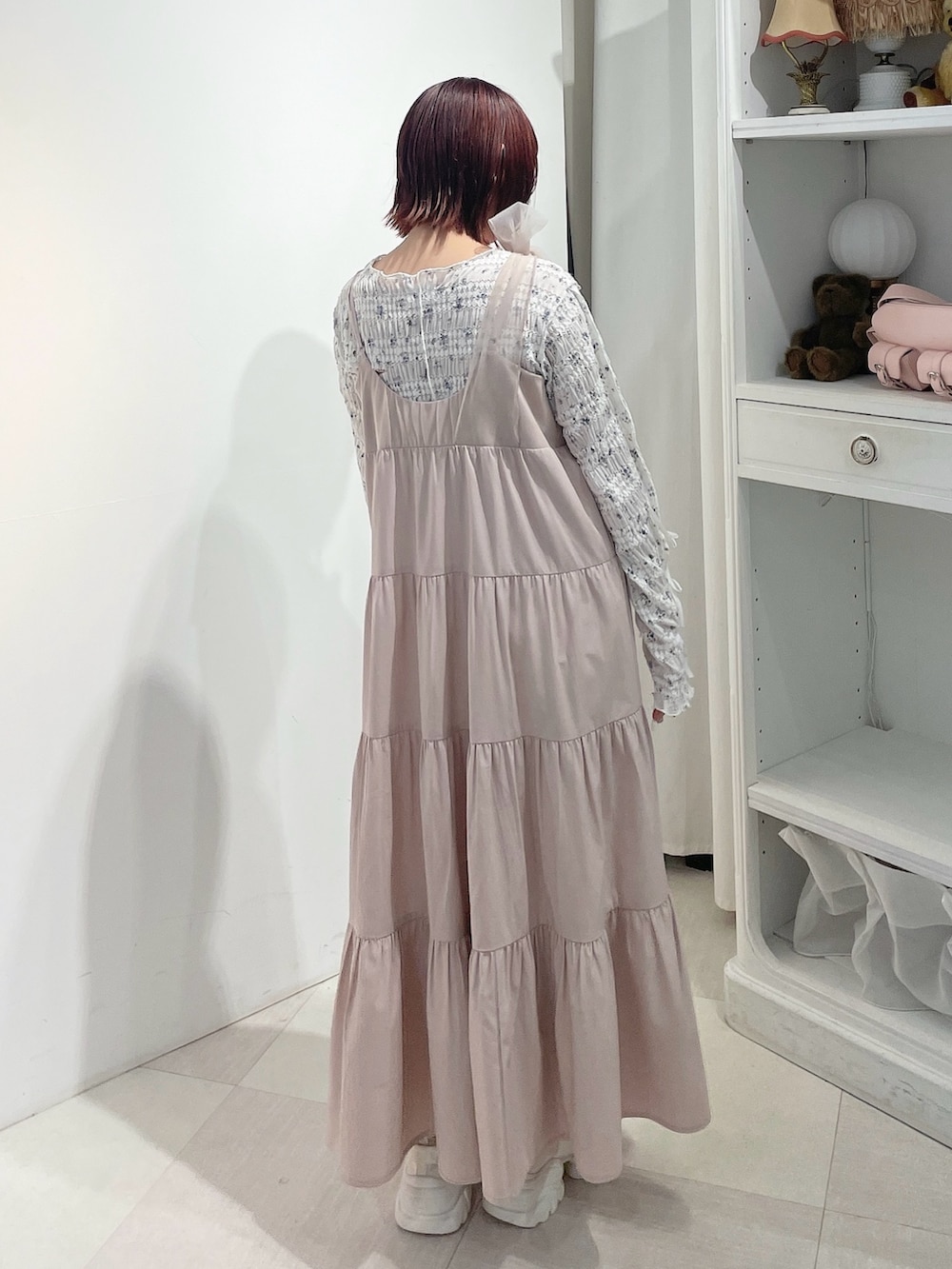 ホワイト系のTシャツ/カットソー、ピンク系のワンピース、ホワイト系のスニーカーを着用したレディースの夏コーディネートの2枚目の写真