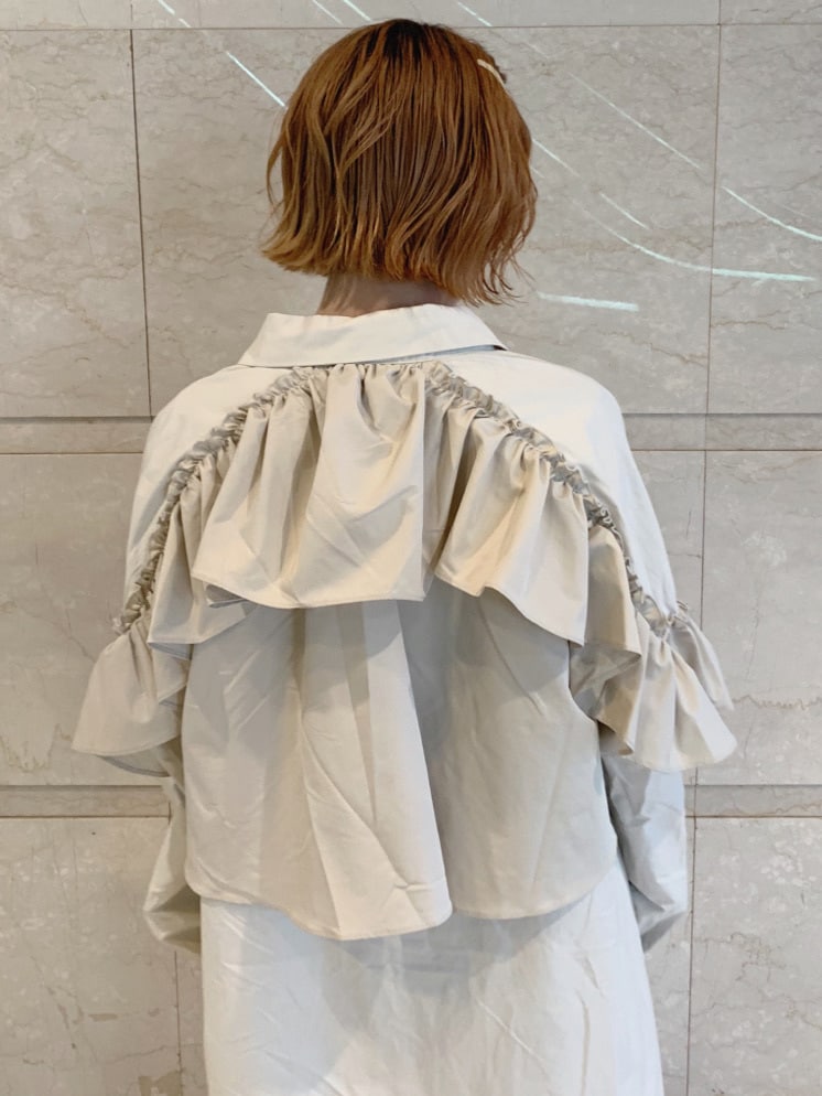 ホワイト系のトレンチコート、ブラック系のその他シューズ、ブラック系のワンピースを着用したレディースの春コーディネートの4枚目の写真