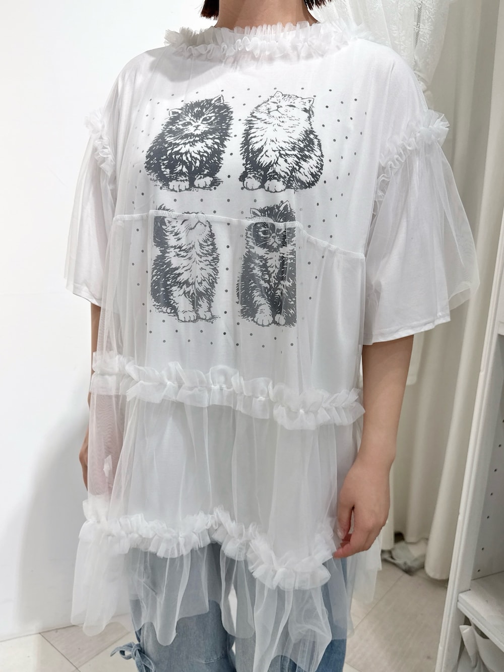 ホワイト系のTシャツ/カットソー、ホワイト系のチュニック、ブルー系のデニムパンツを着用したレディースの春コーディネートの5枚目の写真