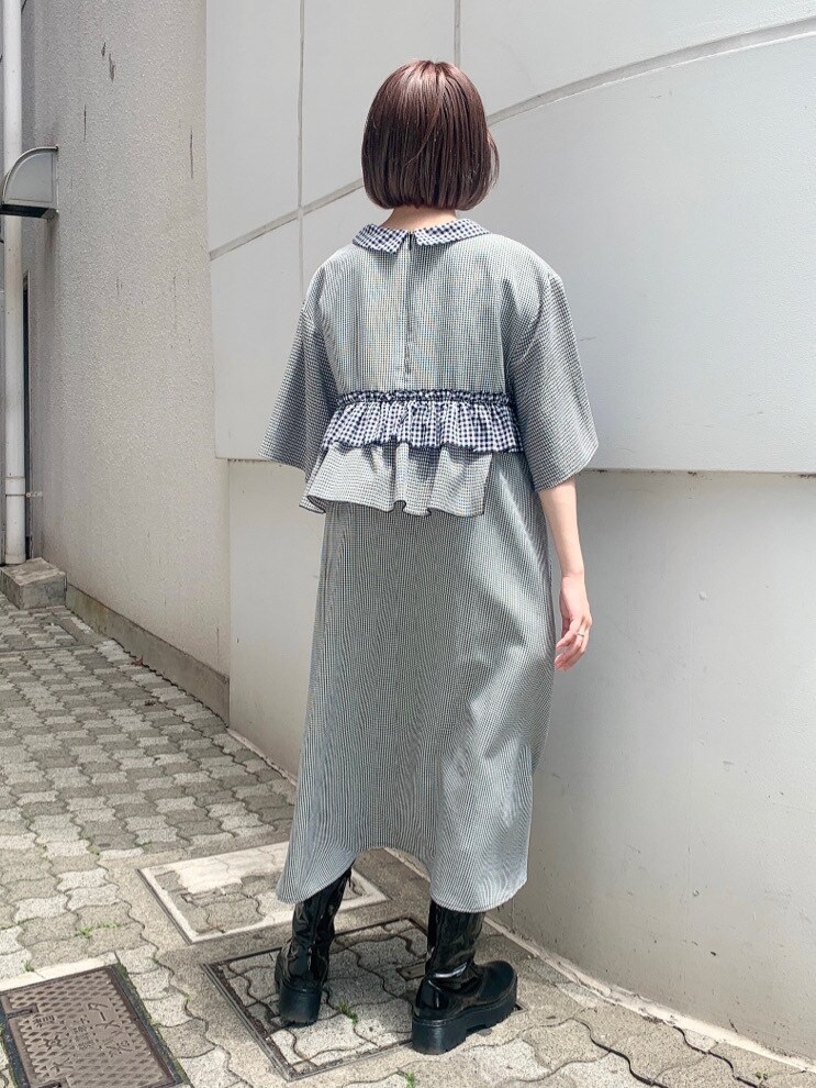 ブラック系のワンピースを着用したレディースの春コーディネートの4枚目の写真