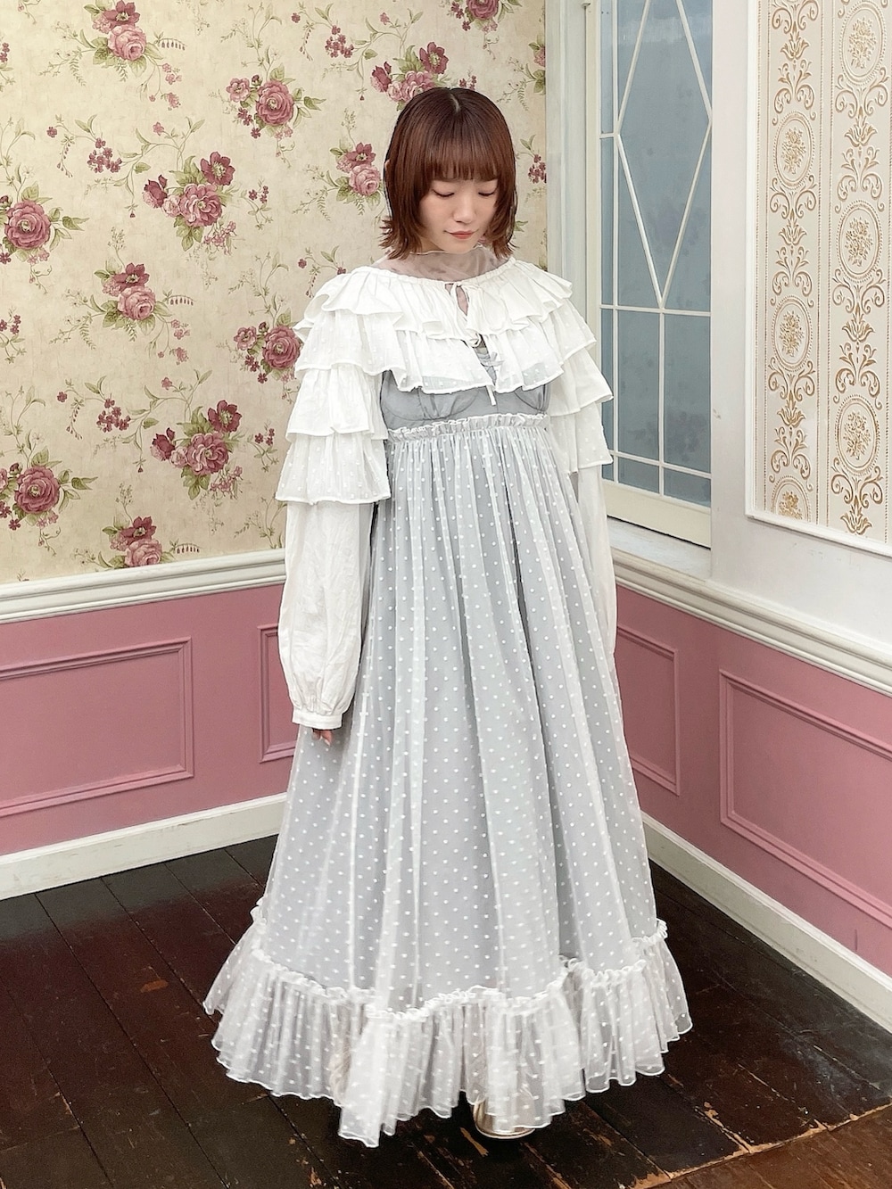 ホワイト系のシャツ/ブラウス、ホワイト系のTシャツ/カットソー、グレー系のワンピースを着用したレディースの夏コーディネートの3枚目の写真