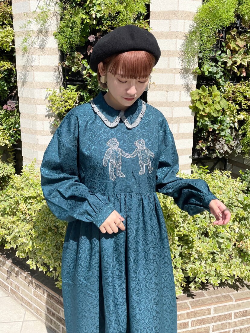 ブラック系のその他アウター、ブラック系のその他シューズ、グリーン系のワンピースを着用したレディースの秋コーディネートの8枚目の写真