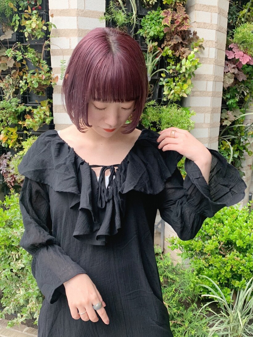 ブラック系のワンピース、ブラック系のその他シューズ、パープル系のキャミソールを着用したレディースの春コーディネートの5枚目の写真