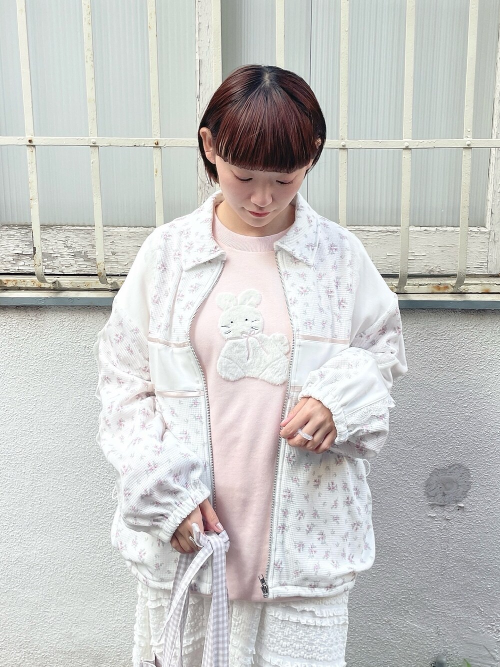 ピンク系のジャージ、ベージュ系のトートバッグ、ピンク系のスウェットを着用したレディースの冬コーディネートの5枚目の写真