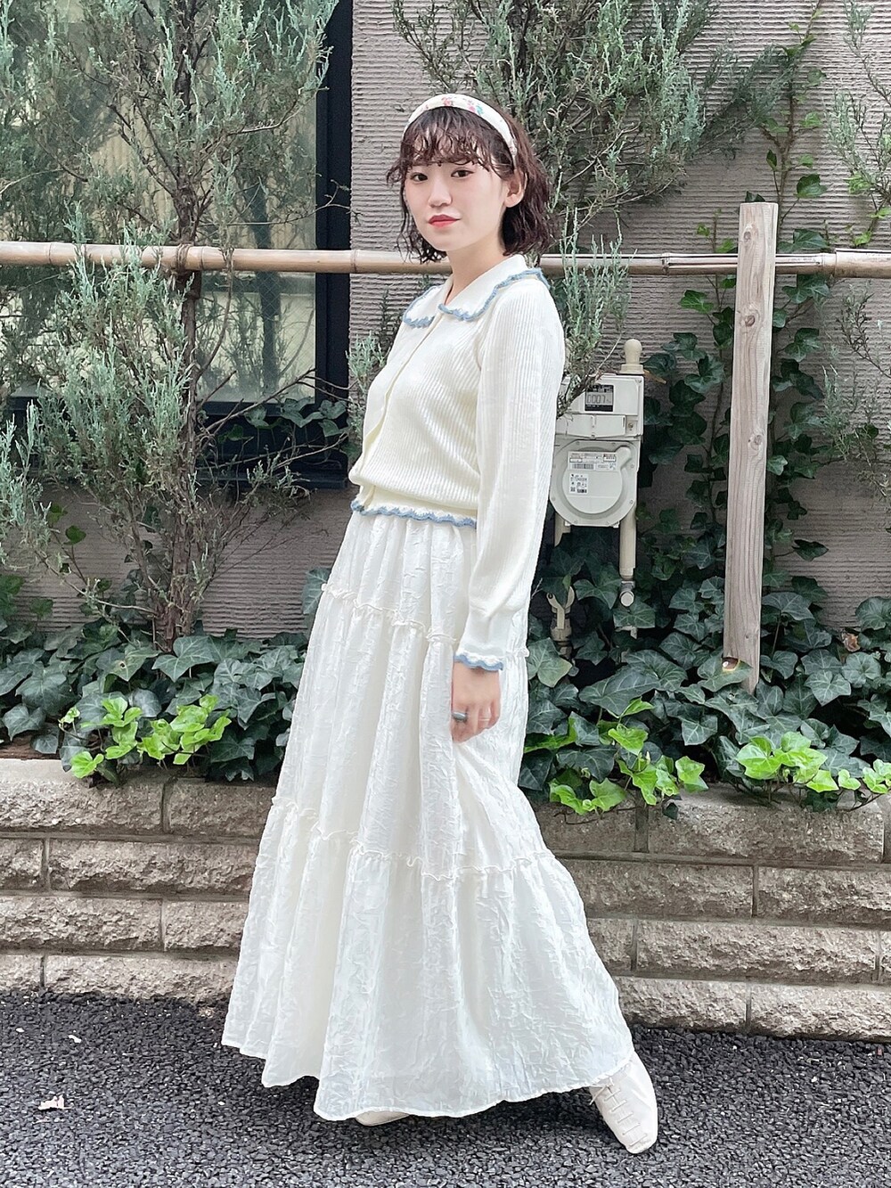 ホワイト系のニット/セーター、ホワイト系のワンピース、ホワイト系のパンプスを着用したレディースの秋コーディネートの2枚目の写真