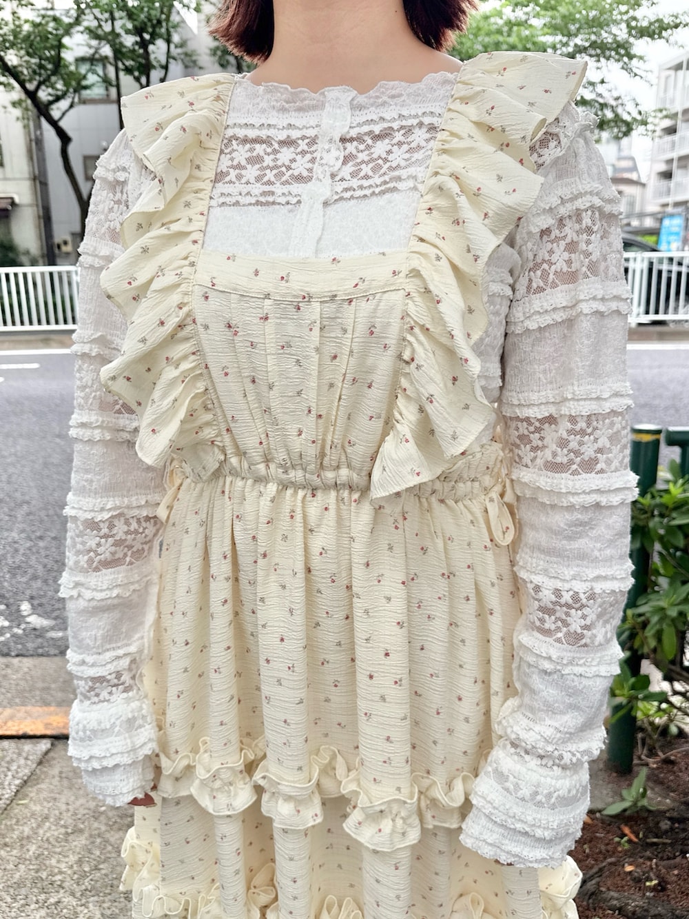 ホワイト系のTシャツ/カットソー、その他のワンピース、ピンク系のハンドバッグを着用したレディースの夏コーディネートの6枚目の写真