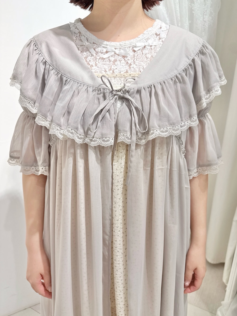 ホワイト系のTシャツ/カットソー、グレー系のワンピース、ホワイト系のワンピースを着用したレディースの春コーディネートの5枚目の写真