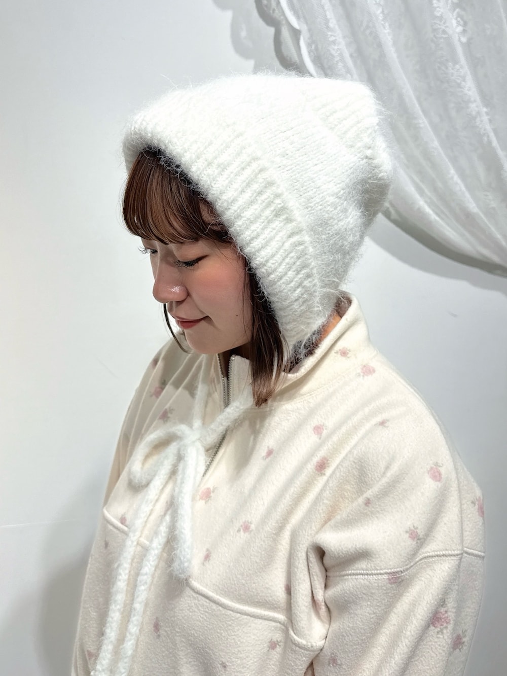 ピンク系のスウェット、ホワイト系のショルダーバッグ、ピンク系のスカートを着用したレディースの秋コーディネートの8枚目の写真