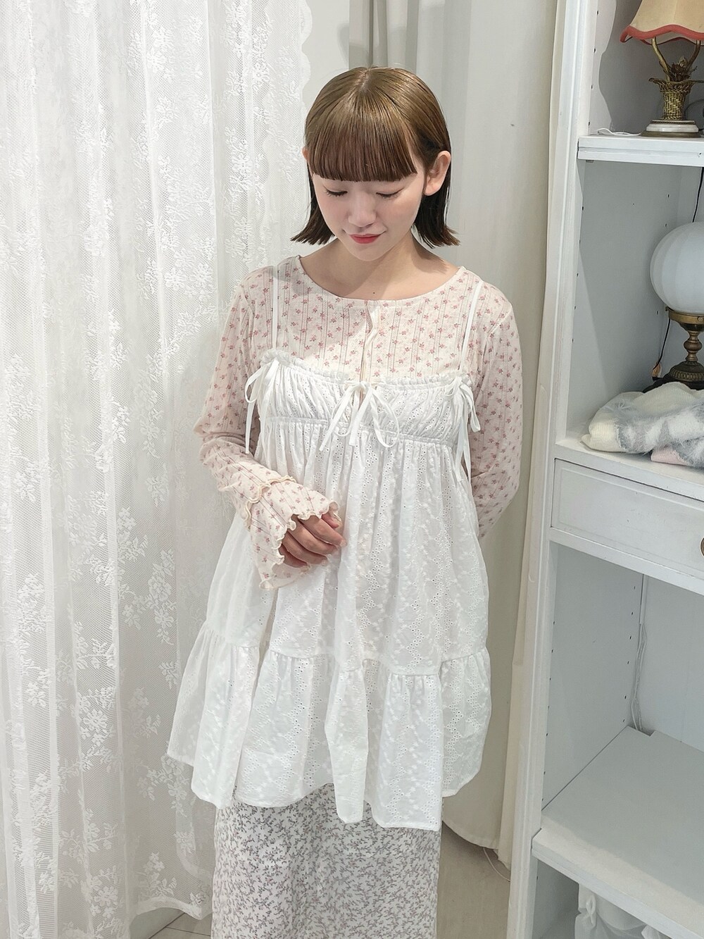 ホワイト系のキャミソール、ピンク系のTシャツ/カットソー、ホワイト系のスカートを着用したレディースの秋コーディネートの5枚目の写真