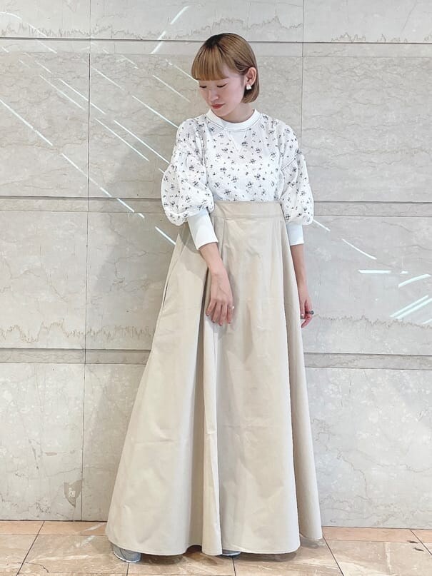 ホワイト系のスカート、ブルー系のその他シューズ、ホワイト系のTシャツ/カットソーを着用したレディースの夏コーディネートの9枚目の写真