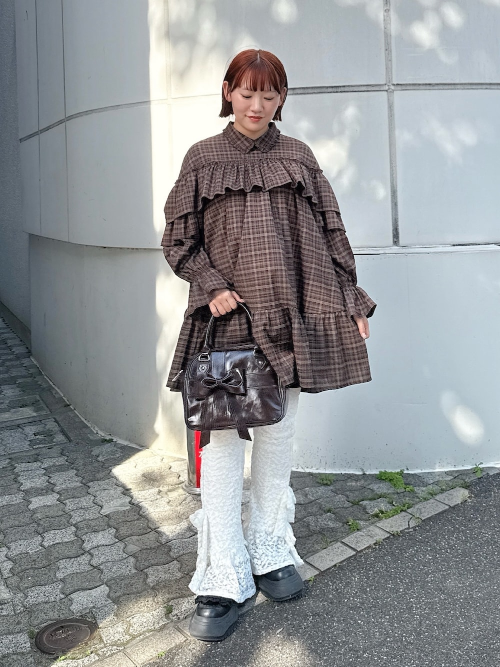 ブラウン系のワンピース、ホワイト系のその他パンツ、ブラウン系のハンドバッグを着用したレディースの春コーディネートの2枚目の写真