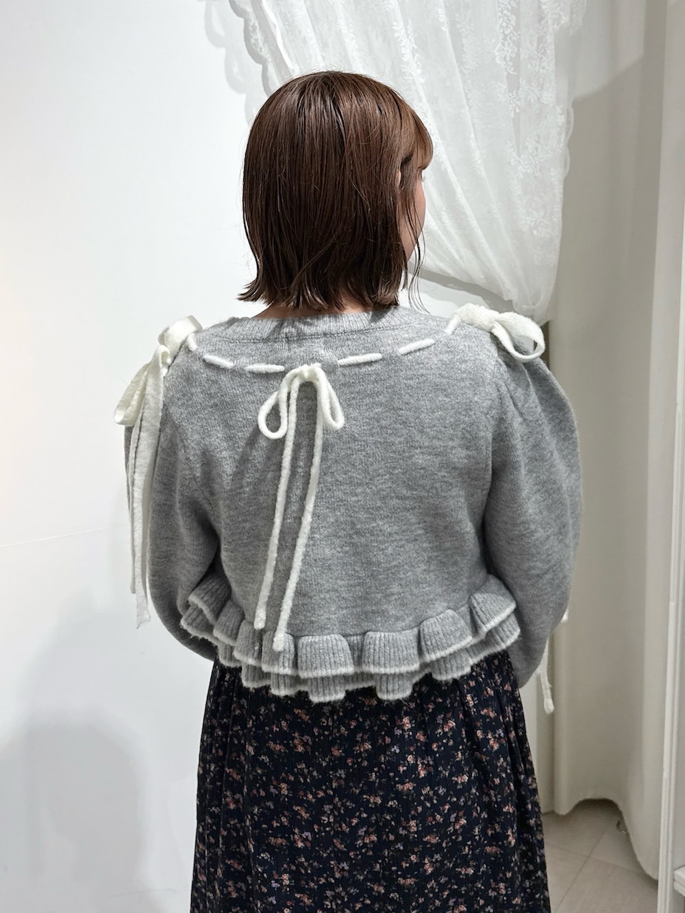 グレー系のカーディガン/ボレロ、ホワイト系のTシャツ/カットソー、ホワイト系のショルダーバッグを着用したレディースの秋コーディネートの7枚目の写真