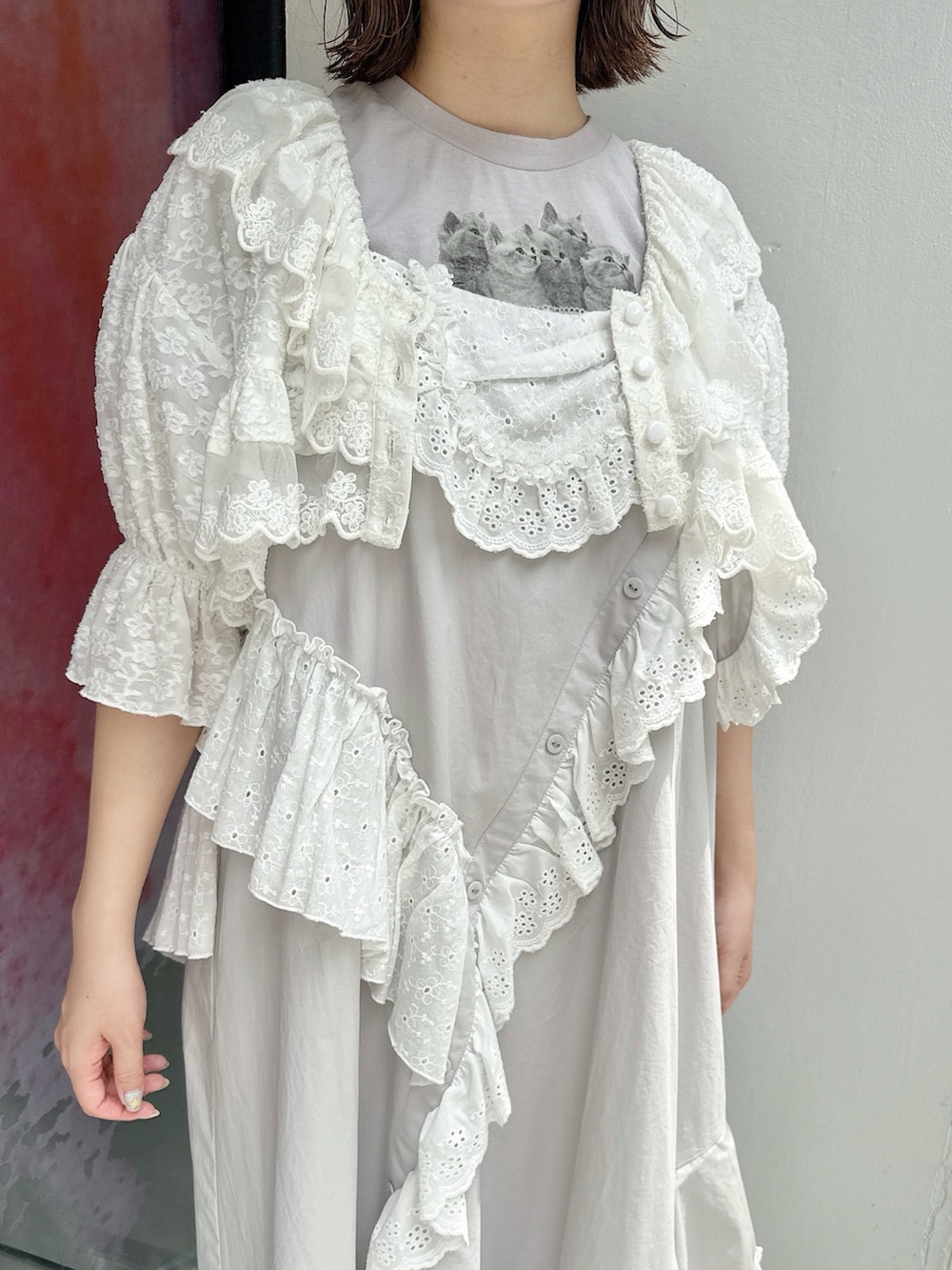 ホワイト系のカーディガン/ボレロ、グレー系のワンピース、ブルー系のTシャツ/カットソーを着用したレディースの春コーディネートの7枚目の写真