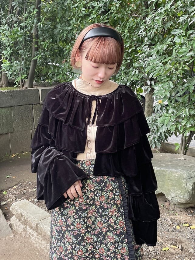 ブラック系のパンプス、ブラック系のカーディガン/ボレロ、ホワイト系のニット/セーターを着用したレディースの秋コーディネートの2枚目の写真