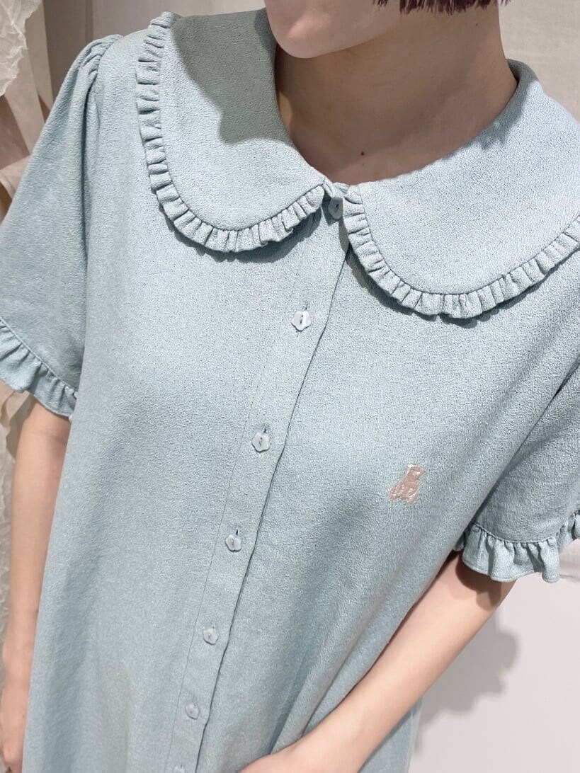 ブルー系のワンピース、ホワイト系のトートバッグ、ホワイト系のサンダルを着用したレディースの春コーディネートの4枚目の写真