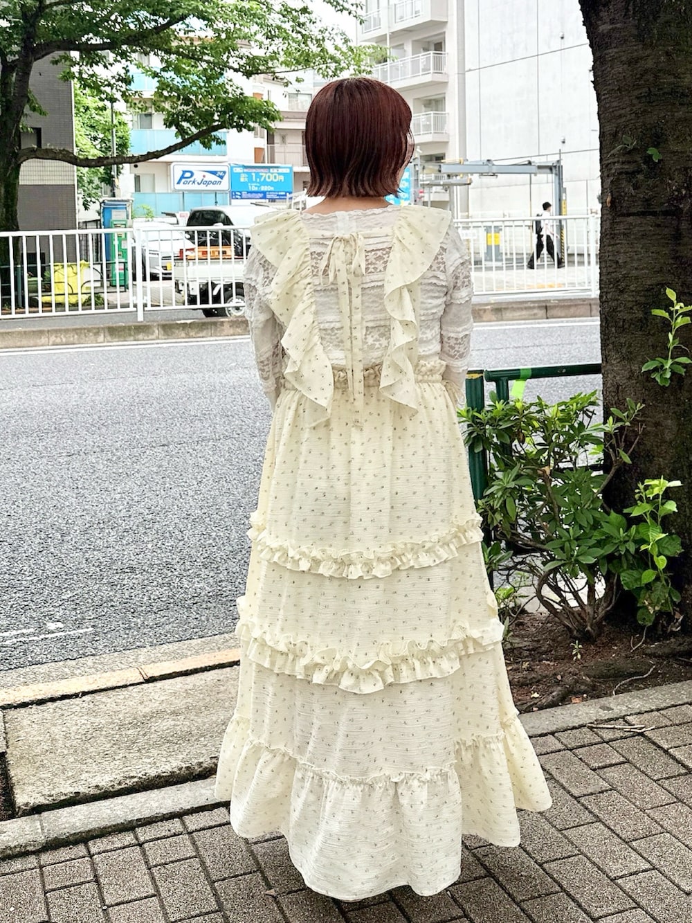 ホワイト系のTシャツ/カットソー、その他のワンピース、ピンク系のハンドバッグを着用したレディースの夏コーディネートの3枚目の写真