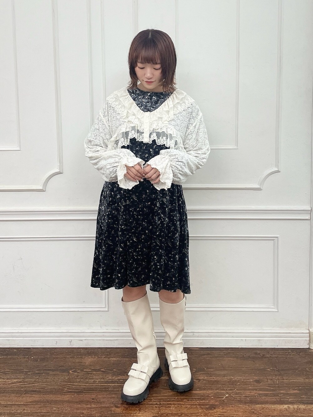 ホワイト系のシャツ/ブラウス、ブラック系のワンピース、ホワイト系のブーツを着用したレディースの夏コーディネートの2枚目の写真