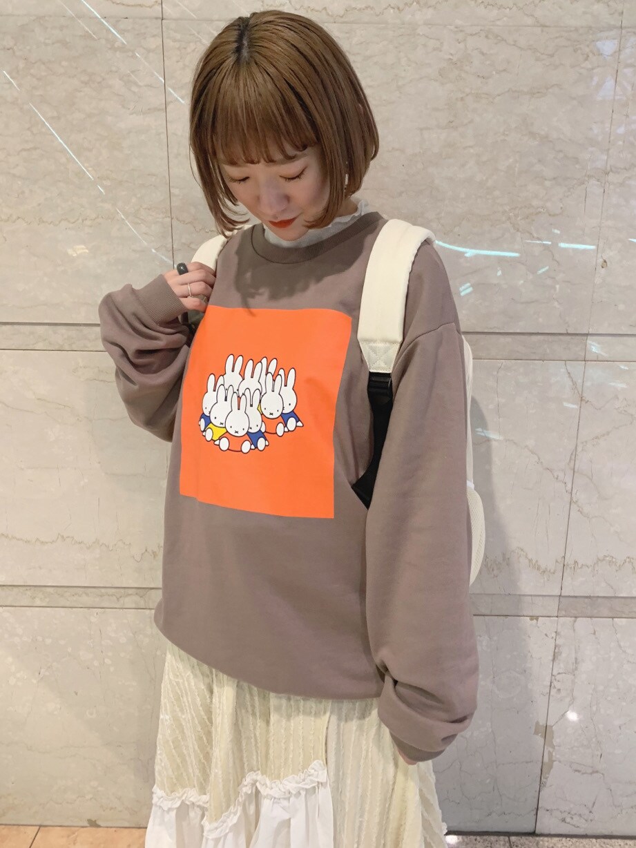ホワイト系のバックパック/リュック、ベージュ系のTシャツ/カットソーを着用したレディースの冬コーディネートの3枚目の写真