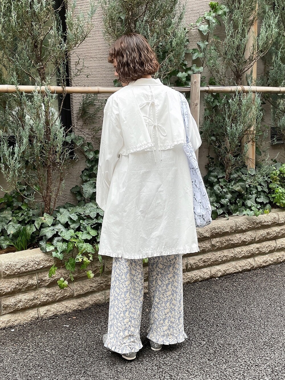 ホワイト系のワンピース、ブルー系のその他パンツ、ホワイト系のトートバッグを着用したレディースの冬コーディネートの3枚目の写真