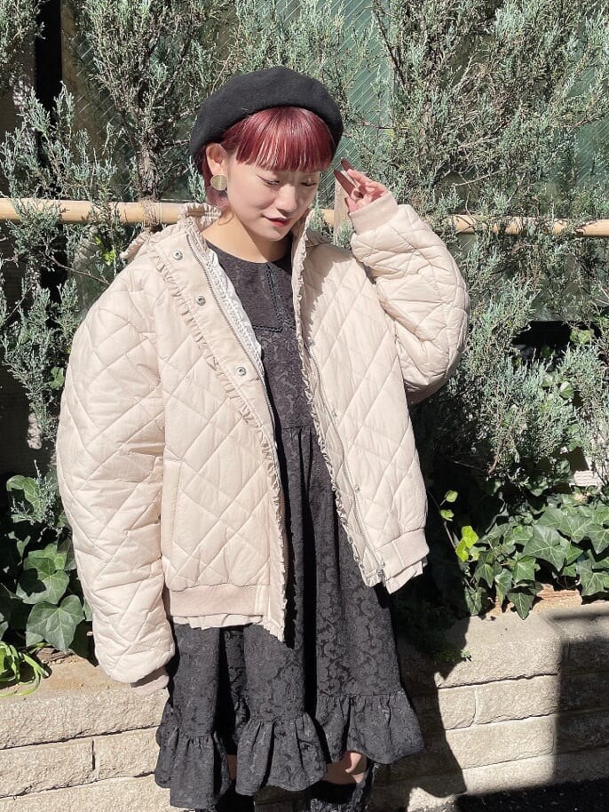 ホワイト系のナイロンジャケット、ブラック系のワンピースを着用したレディースの秋コーディネートの3枚目の写真