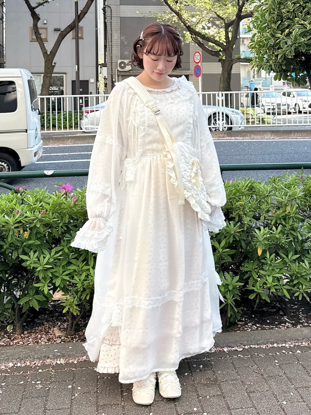 ホワイト系のワンピース、レッド系のワンピース、ホワイト系のショルダーバッグを着用したレディースの春コーディネートの2枚目の写真