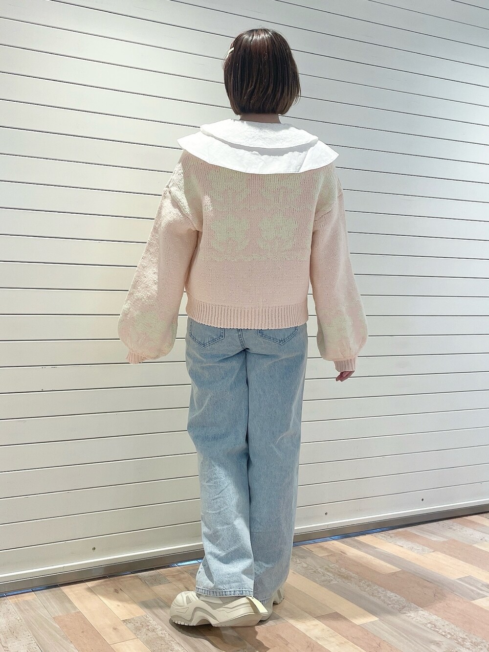 ブルー系のデニムパンツ、ピンク系のカーディガン/ボレロ、ホワイト系のシャツ/ブラウスを着用したレディースの冬コーディネートの3枚目の写真