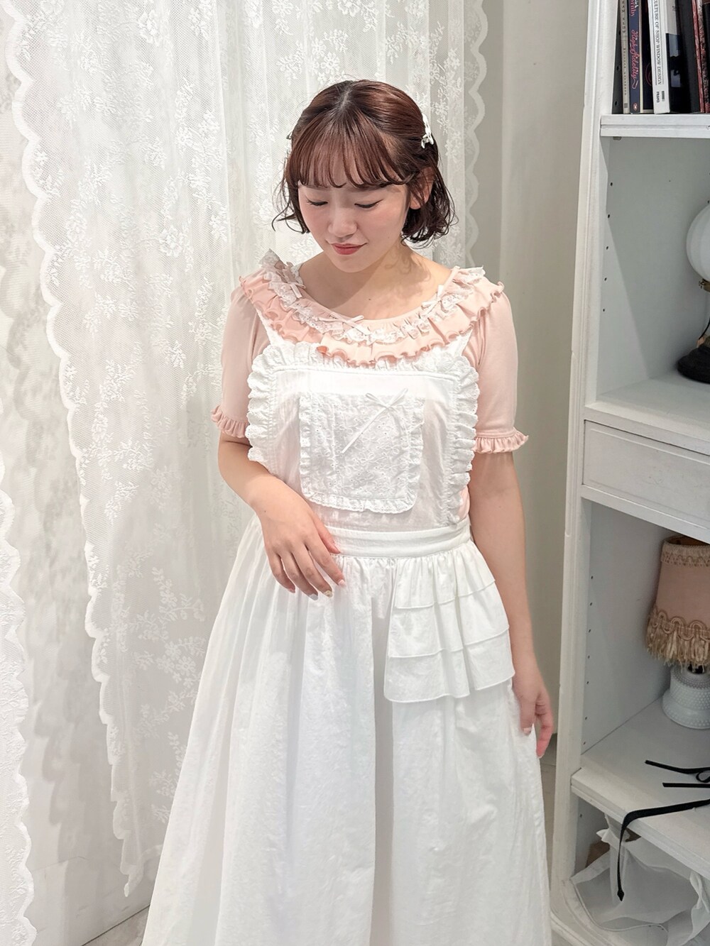 ホワイト系のワンピース、ピンク系のTシャツ/カットソー、ピンク系のスニーカーを着用したレディースの春コーディネートの3枚目の写真
