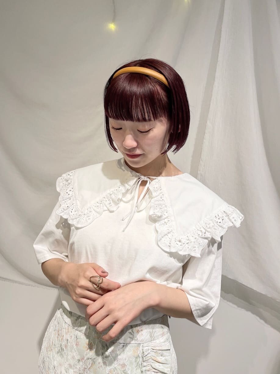 グリーン系のスカート、ホワイト系のショルダーバッグ、ホワイト系のTシャツ/カットソーを着用したレディースの春コーディネートの3枚目の写真