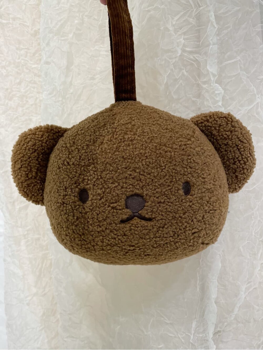 ホワイト系のブーツ、レッド系のスカート、ホワイト系のニット/セーターを着用したレディースの秋コーディネートの5枚目の写真