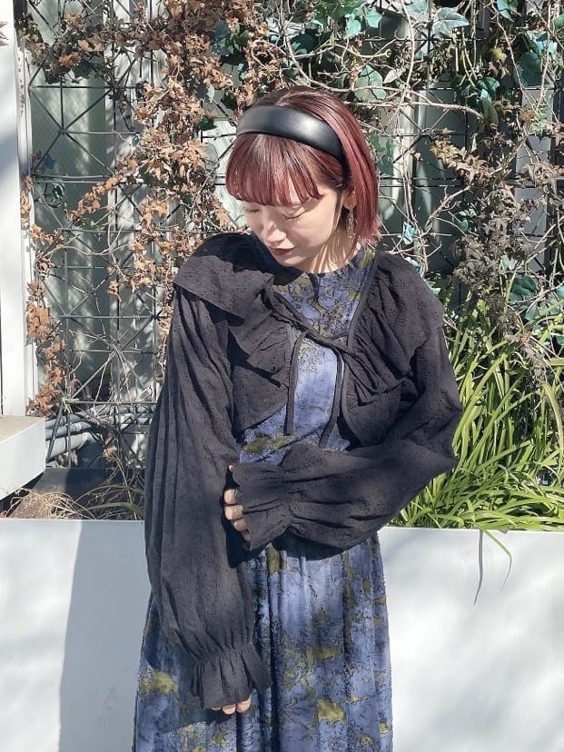 ブラック系のパンプス、ブルー系のワンピース、ブラック系のその他トップスを着用したレディースの冬コーディネートの4枚目の写真