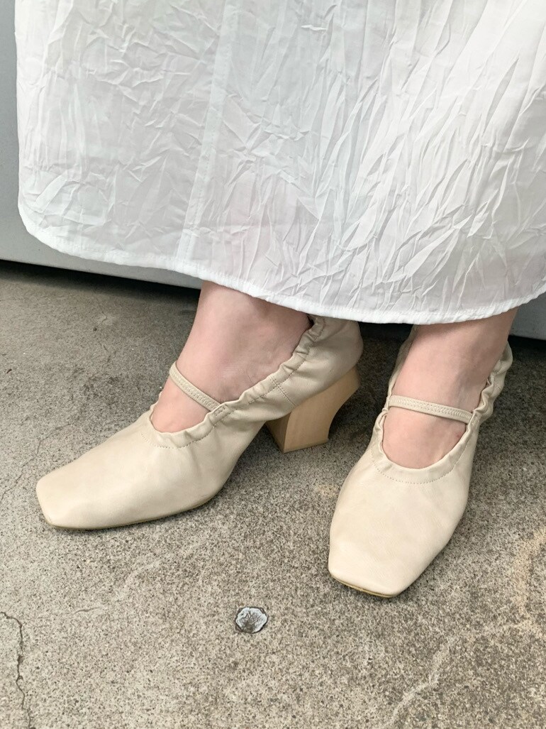 ホワイト系のパンプス、ホワイト系のワンピースを着用したレディースの春コーディネートの7枚目の写真