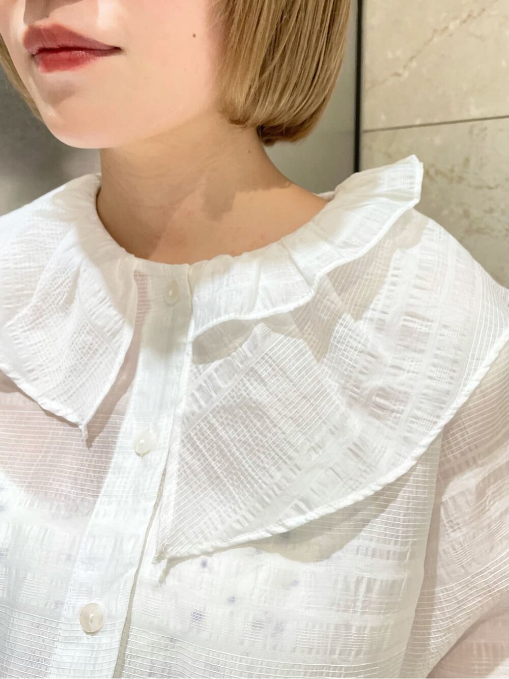 ホワイト系のシャツ/ブラウス、パープル系のキャミソール、ブラウン系のサンダルを着用したレディースの夏コーディネートの4枚目の写真