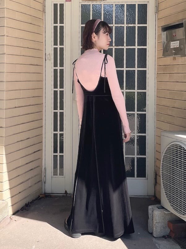 ブラック系のカーディガン/ボレロ、ブラック系のワンピース、ピンク系のニット/セーターを着用したレディースの秋コーディネートの4枚目の写真