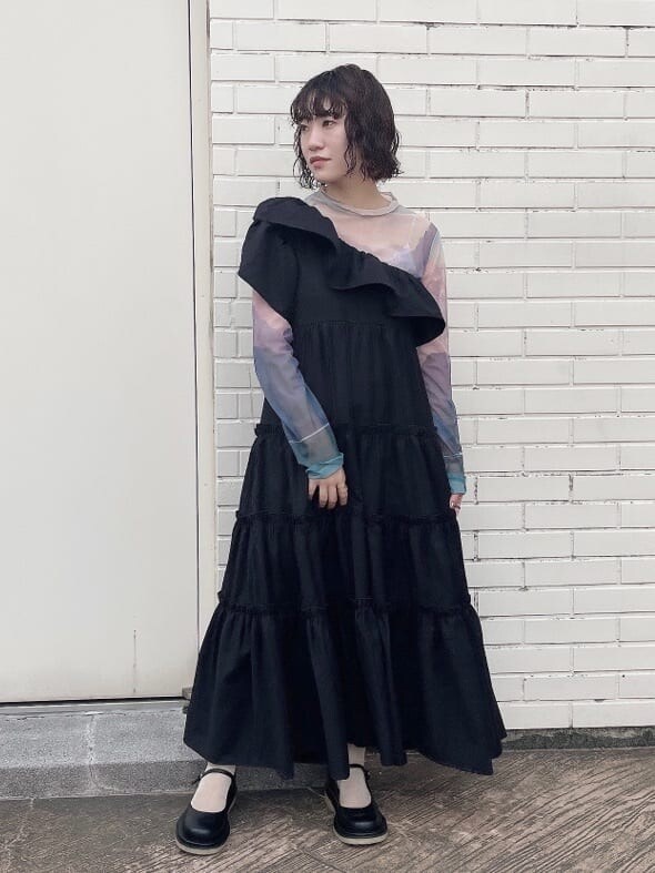 ブラック系のワンピース、ブラック系のパンプス、ブルー系のTシャツ/カットソーを着用したレディースの秋コーディネートの2枚目の写真