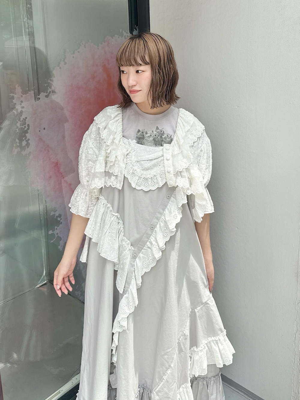 ホワイト系のカーディガン/ボレロ、グレー系のワンピース、ブルー系のTシャツ/カットソーを着用したレディースの春コーディネートの4枚目の写真