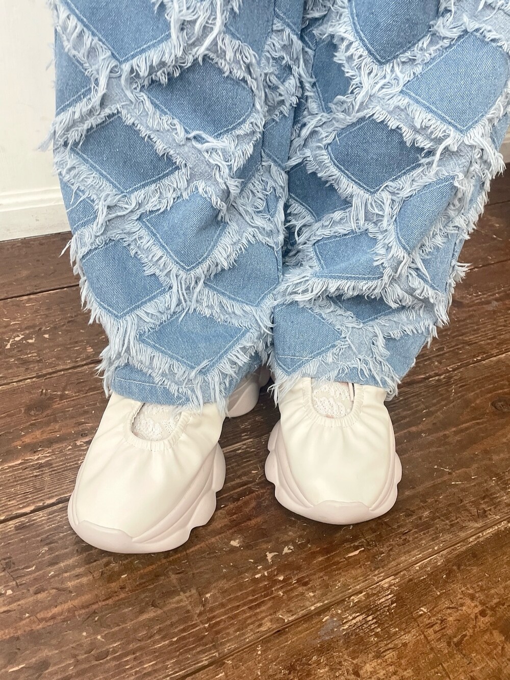 ホワイト系のシャツ/ブラウス、ブルー系のデニムパンツ、ホワイト系のスニーカーを着用したレディースの夏コーディネートの8枚目の写真