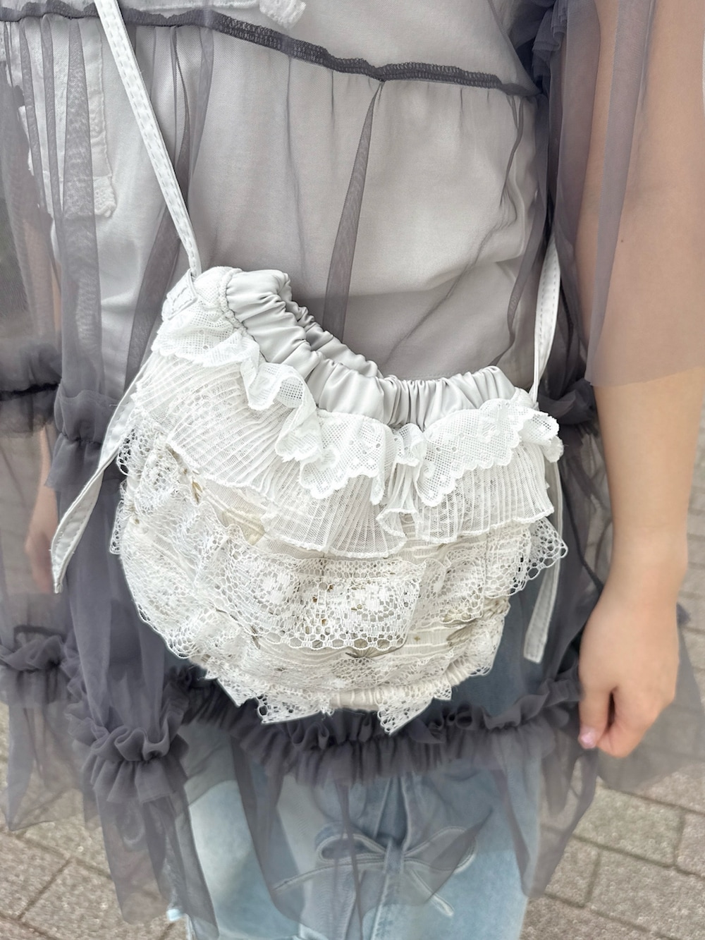 ホワイト系のTシャツ/カットソー、ブルー系のショルダーバッグ、グレー系のチュニックを着用したレディースの春コーディネートの5枚目の写真