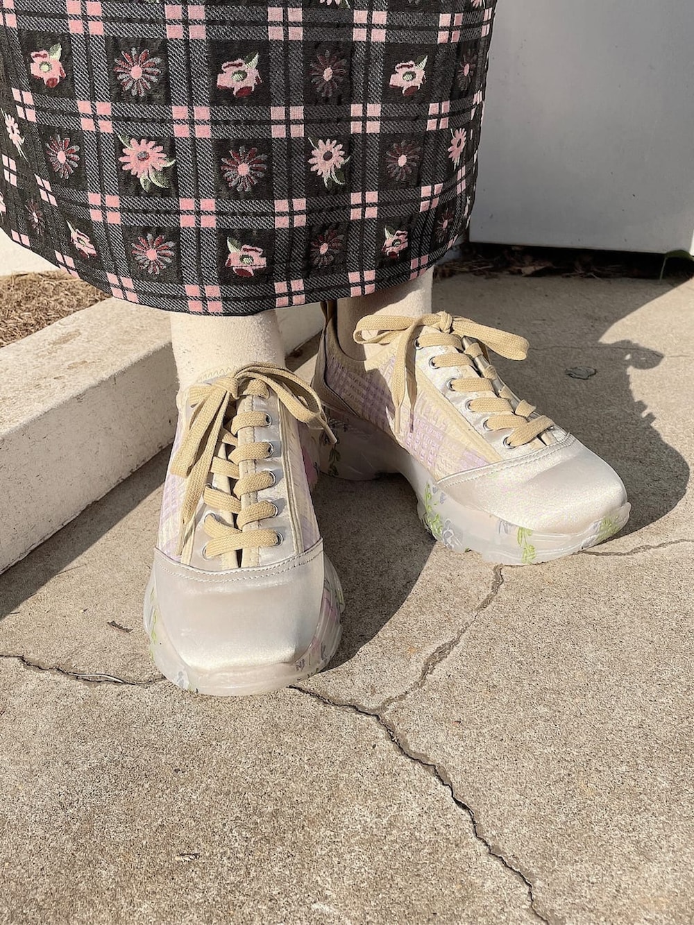 ピンク系のワンピース、ホワイト系のシャツ/ブラウス、ホワイト系のスニーカーを着用したレディースの冬コーディネートの5枚目の写真