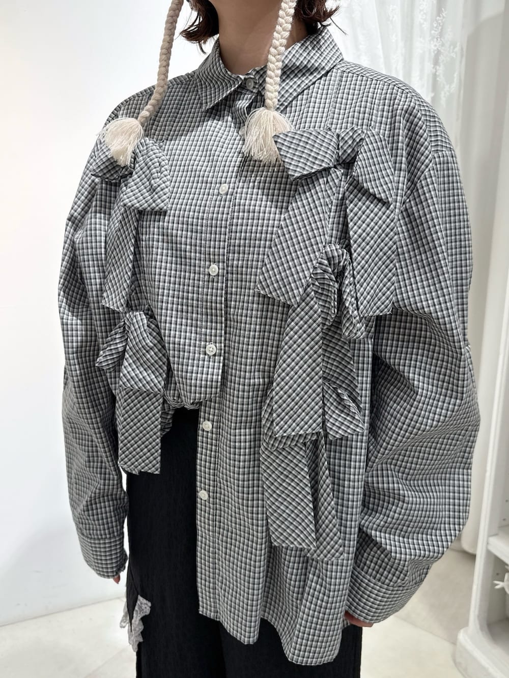 その他のシャツ/ブラウス、ブラック系のカーゴパンツ、ブラック系のスニーカーを着用したレディースの夏コーディネートの5枚目の写真