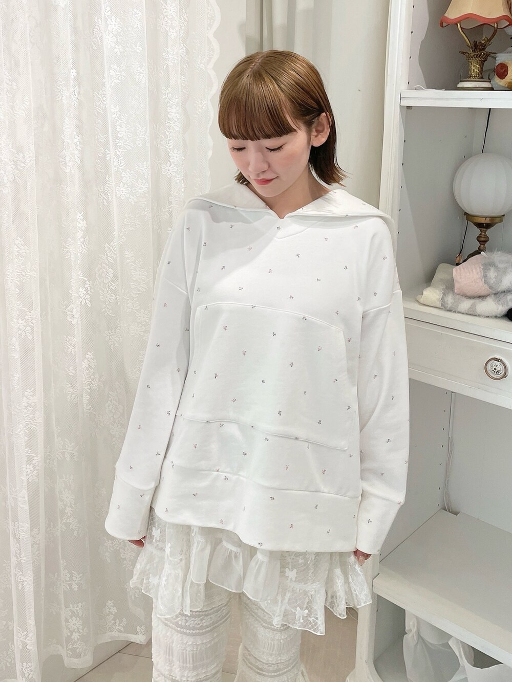 ホワイト系のスウェット、ホワイト系のスカート、ホワイト系のスニーカーを着用したレディースの冬コーディネートの4枚目の写真