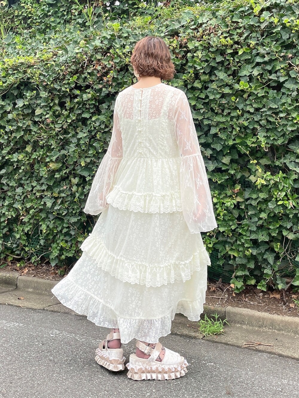 ホワイト系のワンピース、ホワイト系のサンダルを着用したレディースの夏コーディネートの4枚目の写真