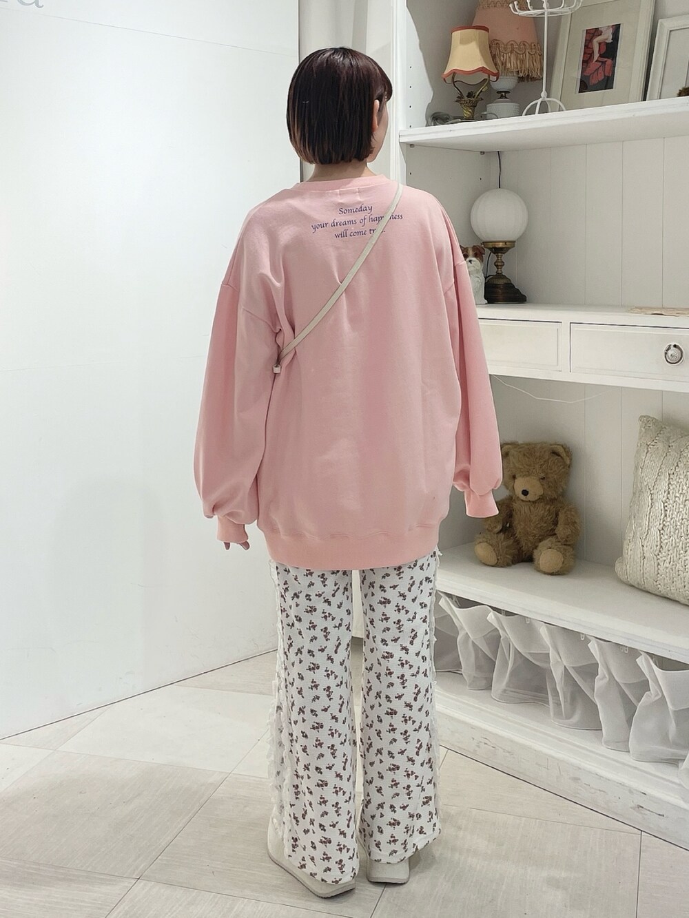 ホワイト系のバレエシューズ、レッド系のスウェットパンツ、ホワイト系のショルダーバッグを着用したレディースの冬コーディネートの3枚目の写真