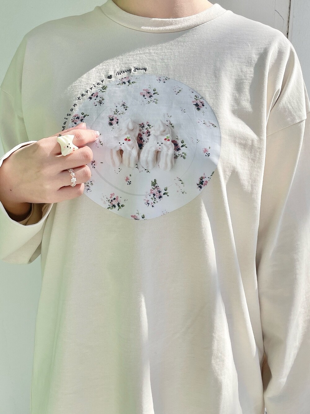 ホワイト系のスカート、ブルー系のサンダル、ベージュ系のTシャツ/カットソーを着用したレディースの冬コーディネートの7枚目の写真