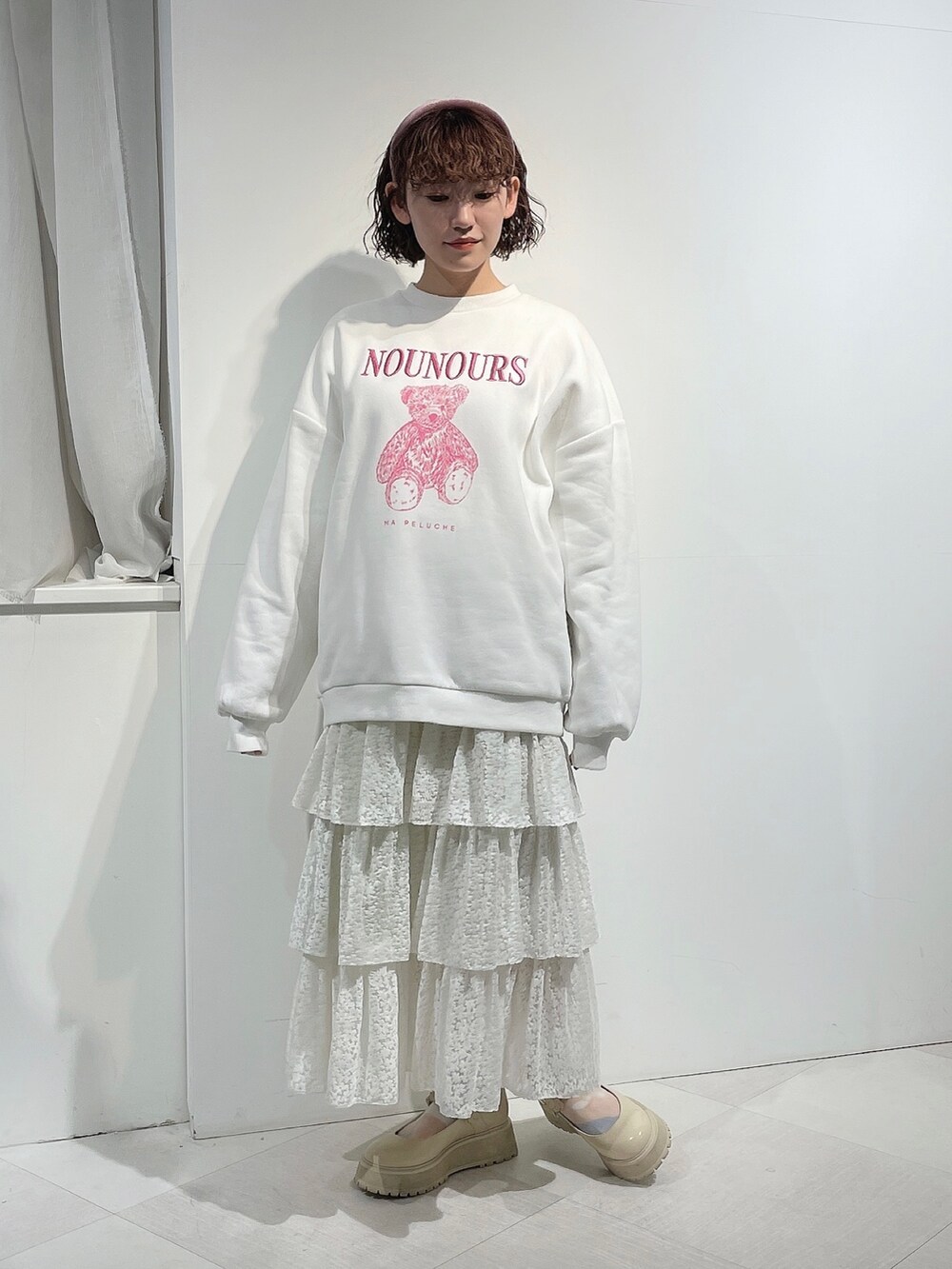 ホワイト系のTシャツ/カットソー、ピンク系のその他アウター、ホワイト系のスカートを着用したレディースの冬コーディネートの7枚目の写真