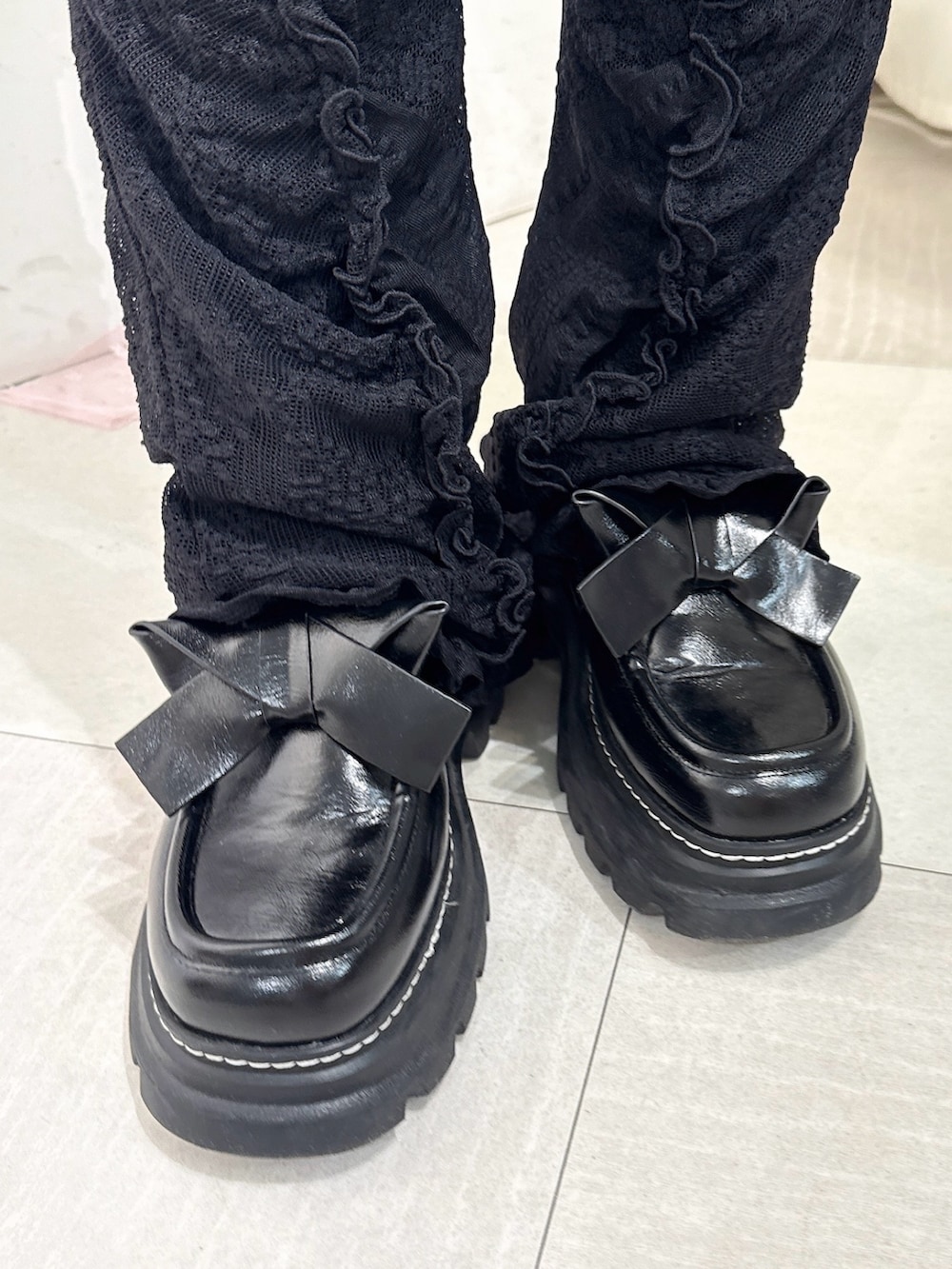 ピンク系のTシャツ/カットソー、グレー系のスカート、ブラック系のその他パンツを着用したレディースの冬コーディネートの5枚目の写真