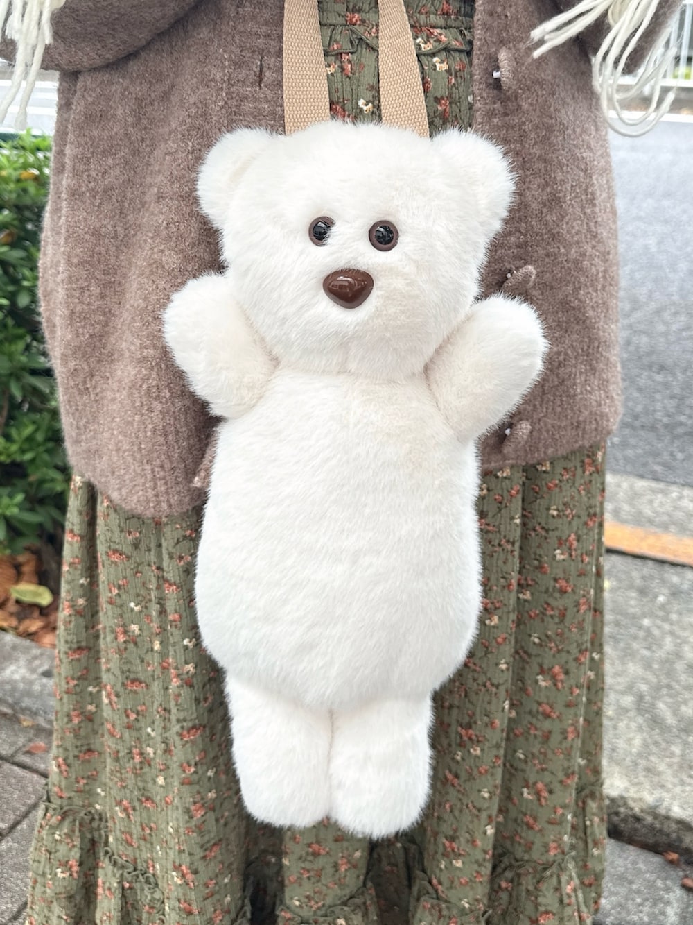 ホワイト系のニット/セーター、グリーン系のワンピース、ホワイト系のバレエシューズを着用したレディースの秋コーディネートの7枚目の写真