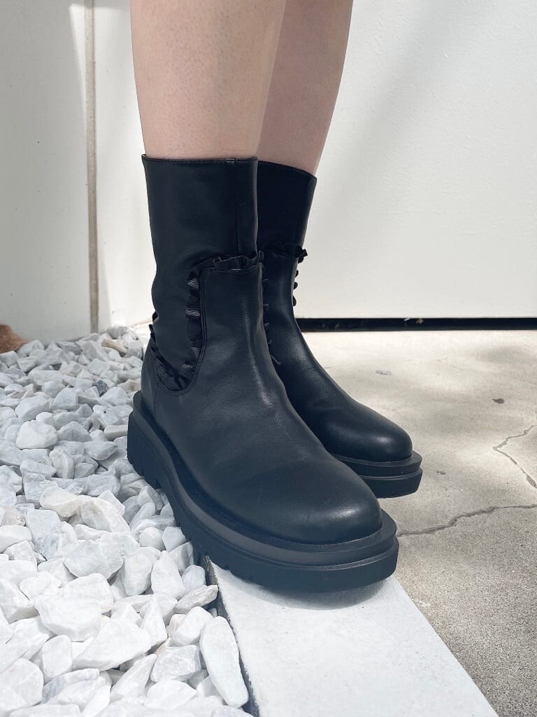 ブラック系のブーツ、ブラック系のワンピース、ブラック系のカチューシャを着用したレディースの夏コーディネートの7枚目の写真