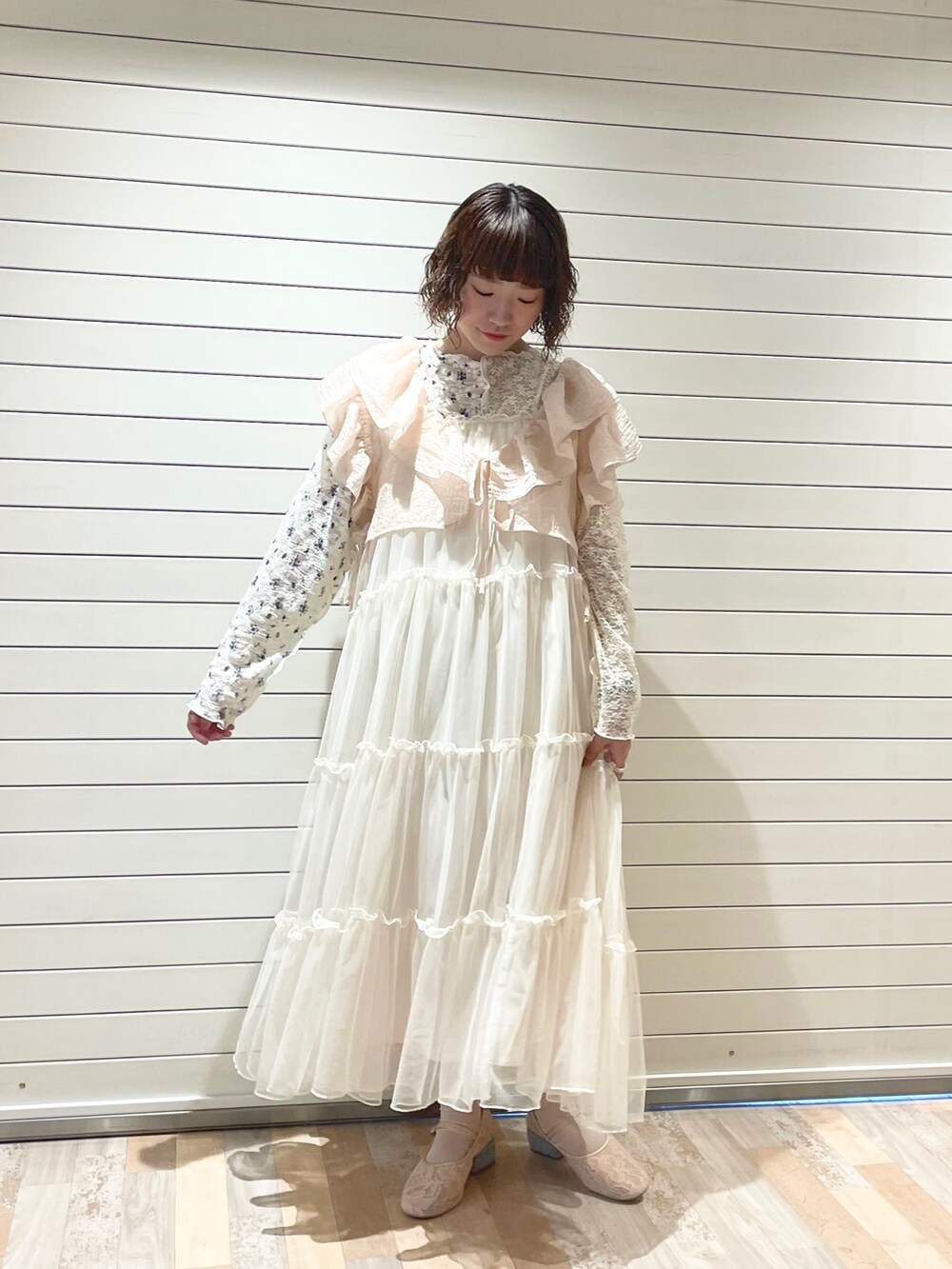 ピンク系のTシャツ/カットソー、ホワイト系のTシャツ/カットソー、ホワイト系のワンピースを着用したレディースの夏コーディネートの3枚目の写真