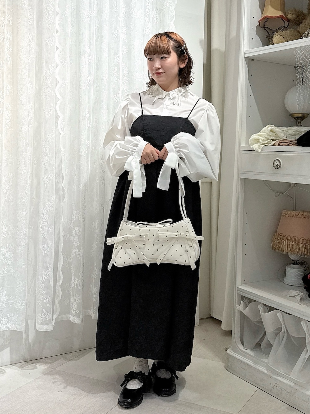 ホワイト系のシャツ/ブラウス、その他のハンドバッグ、ブラック系のパンプスを着用したレディースの夏コーディネートの2枚目の写真