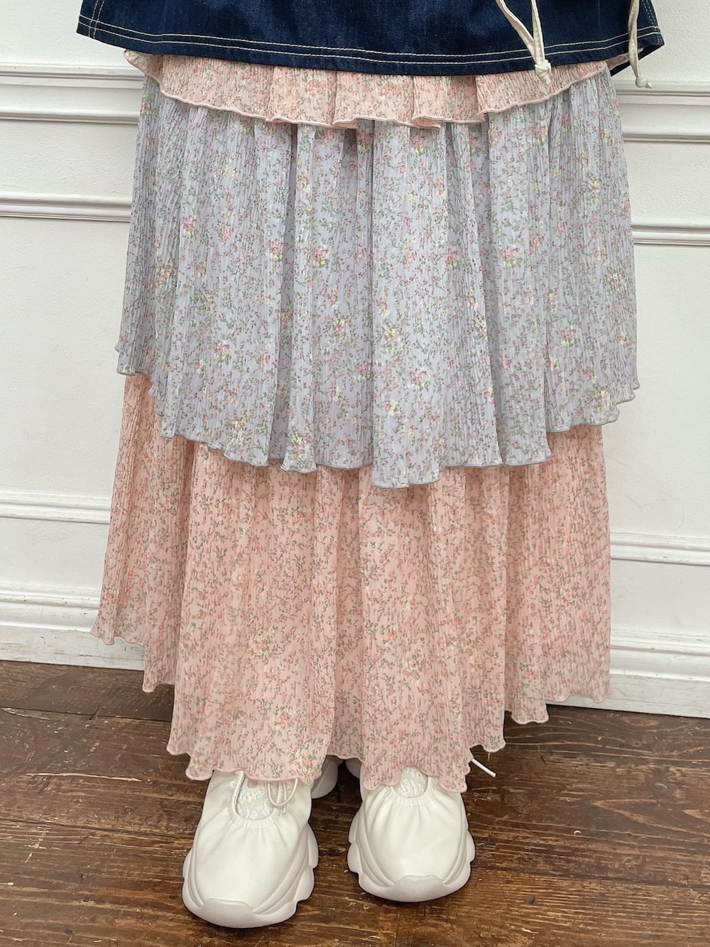 ホワイト系のTシャツ/カットソー、ブルー系のデニムジャケット、ピンク系のスカートを着用したレディースの夏コーディネートの6枚目の写真